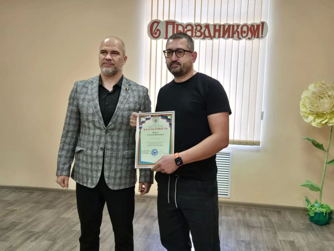Глава городского округа Дебальцево Сергей Желновач отметил лучших сотрудников в честь Дня основания посёлка Глава городского округа Дебальцево Сергей Желновач отметил лучших сотрудников в честь Дня основания посёлка