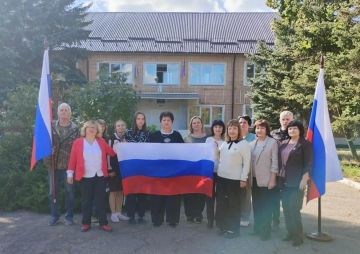 Учреждения Кировского присоединились к патриотической акции «Под флагом единым»