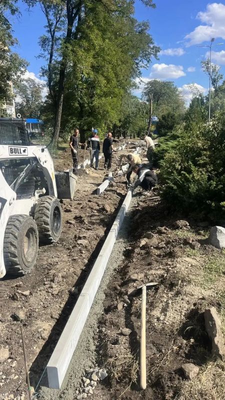 В самом центре городского округа Торез полным ходом идет I этап (2я очередь) благоустройства В самом центре городского округа Торез полным ходом идет I этап (2я очередь) благоустройства