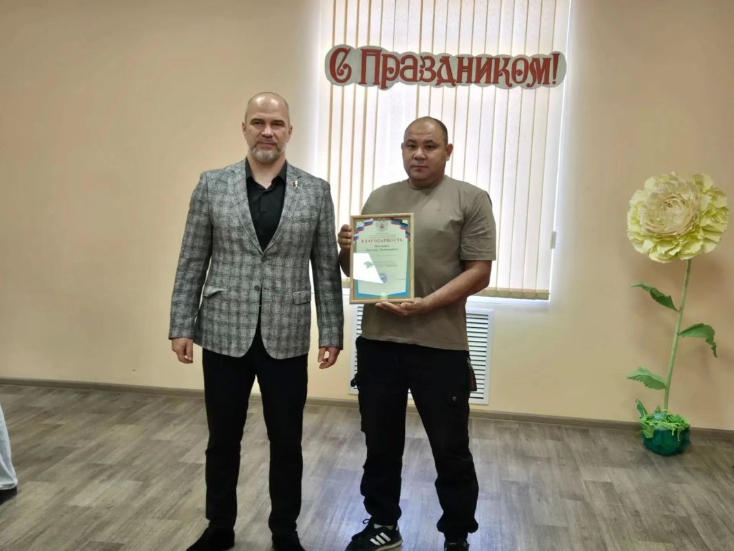 Глава городского округа Дебальцево Сергей Желновач отметил лучших сотрудников в честь Дня основания посёлка Глава городского округа Дебальцево Сергей Желновач отметил лучших сотрудников в честь Дня основания посёлка