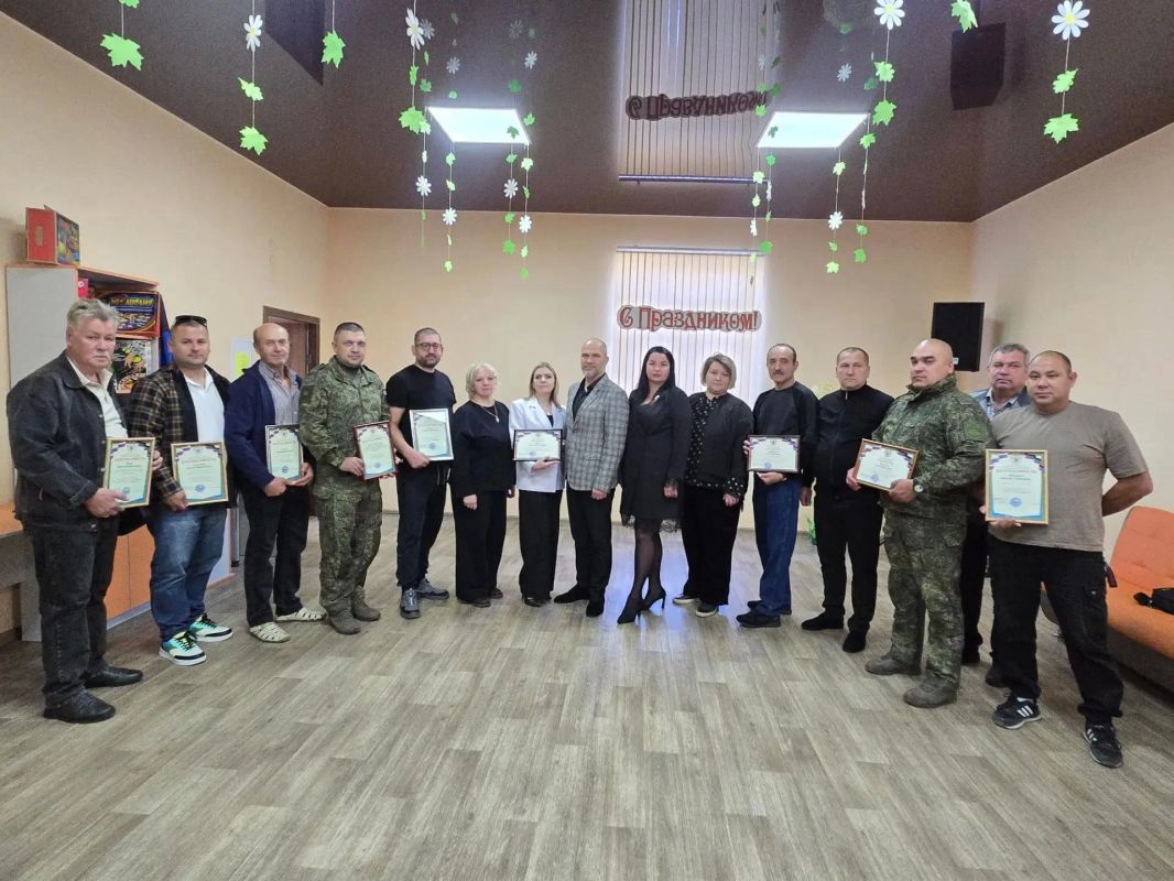 Глава городского округа Дебальцево Сергей Желновач отметил лучших сотрудников в честь Дня основания посёлка Глава городского округа Дебальцево Сергей Желновач отметил лучших сотрудников в честь Дня основания посёлка