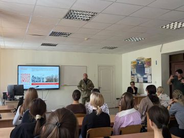 Связующая нить поколений: встреча с героем в Донецком педагогическом колледже