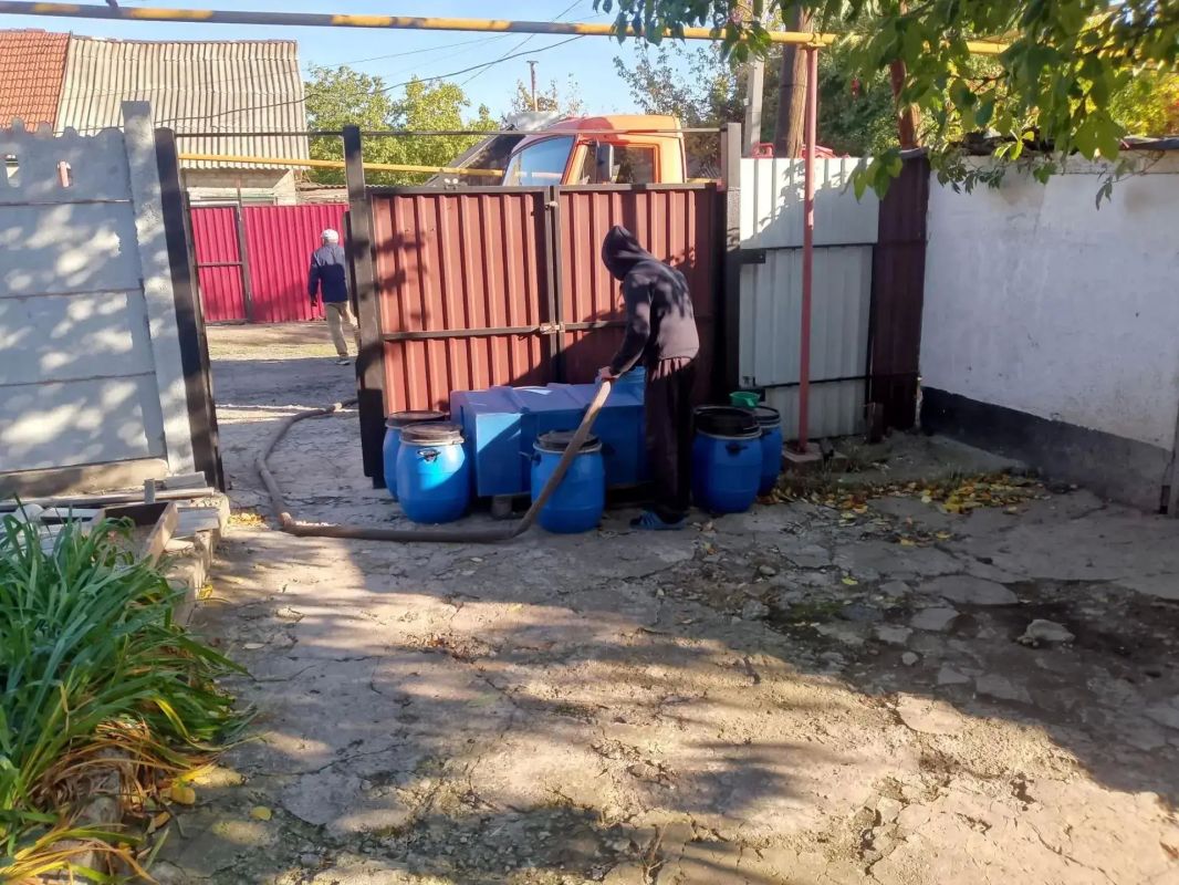 В Кировском внутригородском районе при поддержке региона-шефа Московская область продолжается подвоз воды для жителей домов, в которые в установленный графиком день не поступила вода В Кировском внутригородском районе при поддержке региона-шефа Московская область продолжается подвоз воды для жителей домов, в которые в установленный графиком день не поступила вода