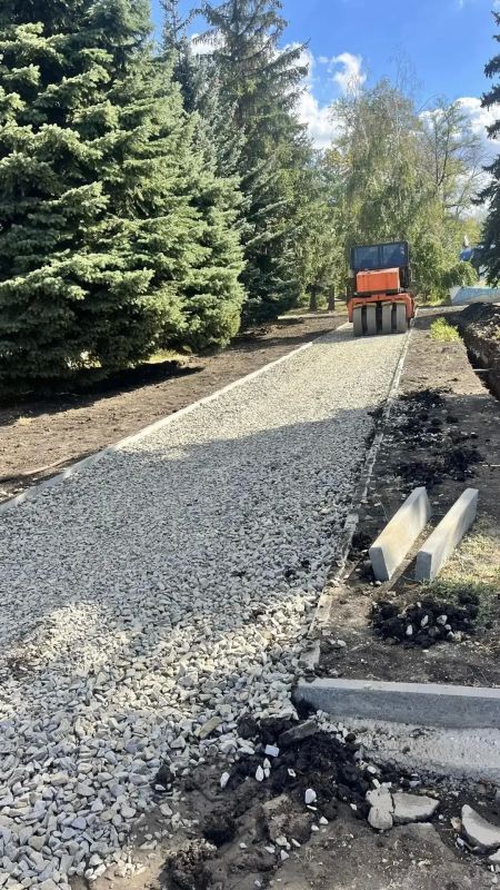 В самом центре городского округа Торез полным ходом идет I этап (2я очередь) благоустройства В самом центре городского округа Торез полным ходом идет I этап (2я очередь) благоустройства