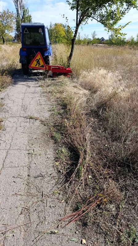 Коммунальщики Снежного продолжают благоустраивать территории общего пользования Коммунальщики Снежного продолжают благоустраивать территории общего пользования