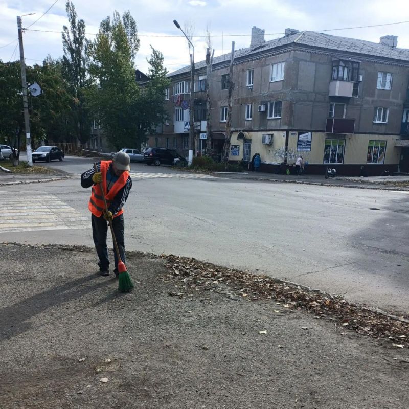 Коммунальщики поддерживают порядок на улицах Кировского Коммунальщики поддерживают порядок на улицах Кировского