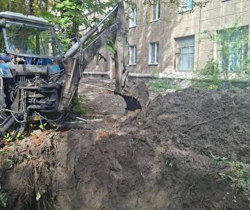 Сегодня, 29 сентября, Филиалом «Макеевское ПУВКХ» ГУП ДНР «Вода Донбасса» ведутся работы по устранению порыва холодного водоснабжения возле дома № 166 по ул. Депутатской