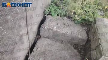 Гейзер из-под асфальта заливает подвал дома 4 по пл. Грибиниченко в Макеевке