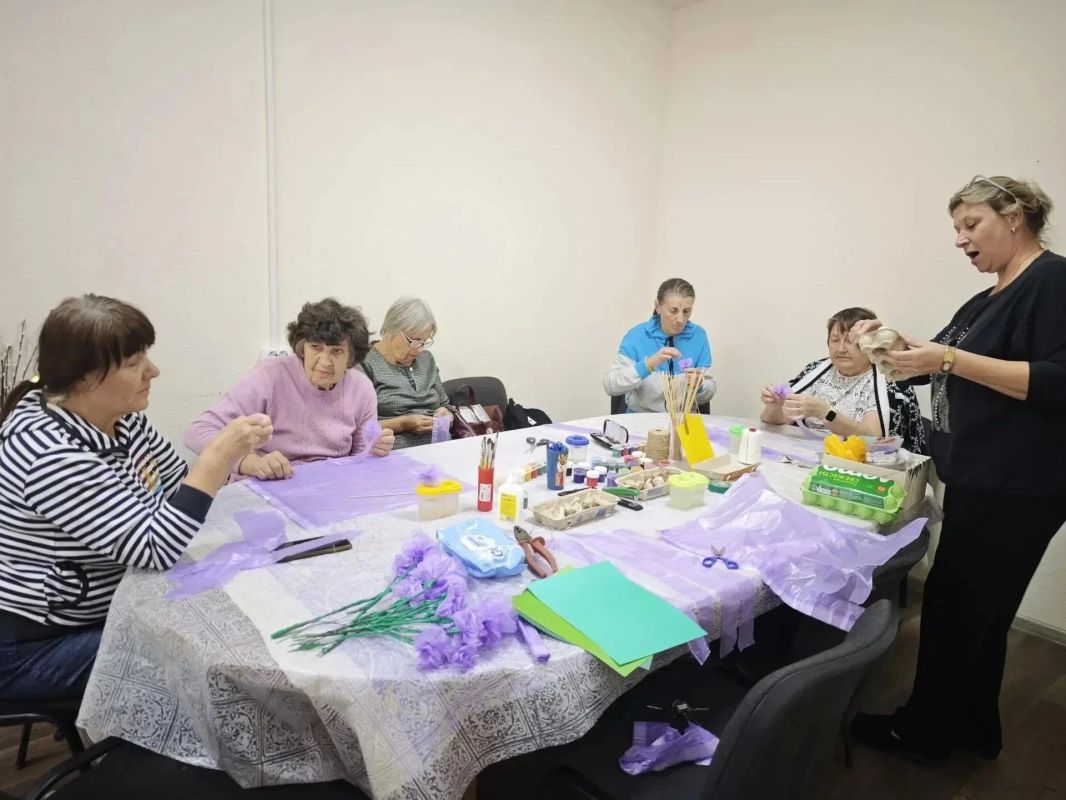 Для пожилых мариупольцев провели творческий мастер-класс Для пожилых мариупольцев провели творческий мастер-класс