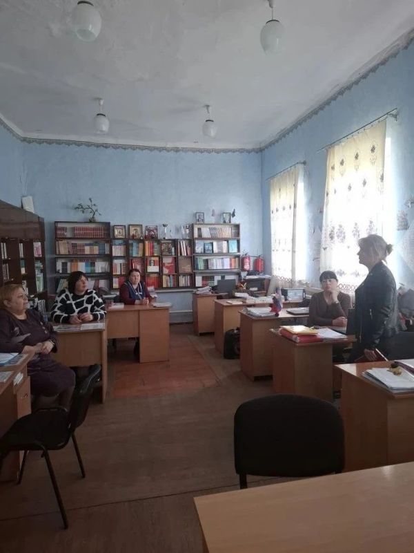 Сегодня заведующий Коньковским территориальным сектором провела встречу с трудовым коллективом ГБОУ "Коньковская школа Тельмановского м.о."