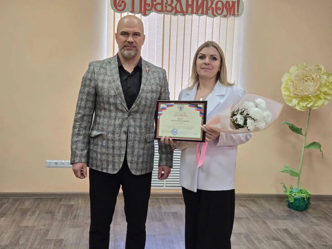 Глава городского округа Дебальцево Сергей Желновач отметил лучших сотрудников в честь Дня основания посёлка Глава городского округа Дебальцево Сергей Желновач отметил лучших сотрудников в честь Дня основания посёлка