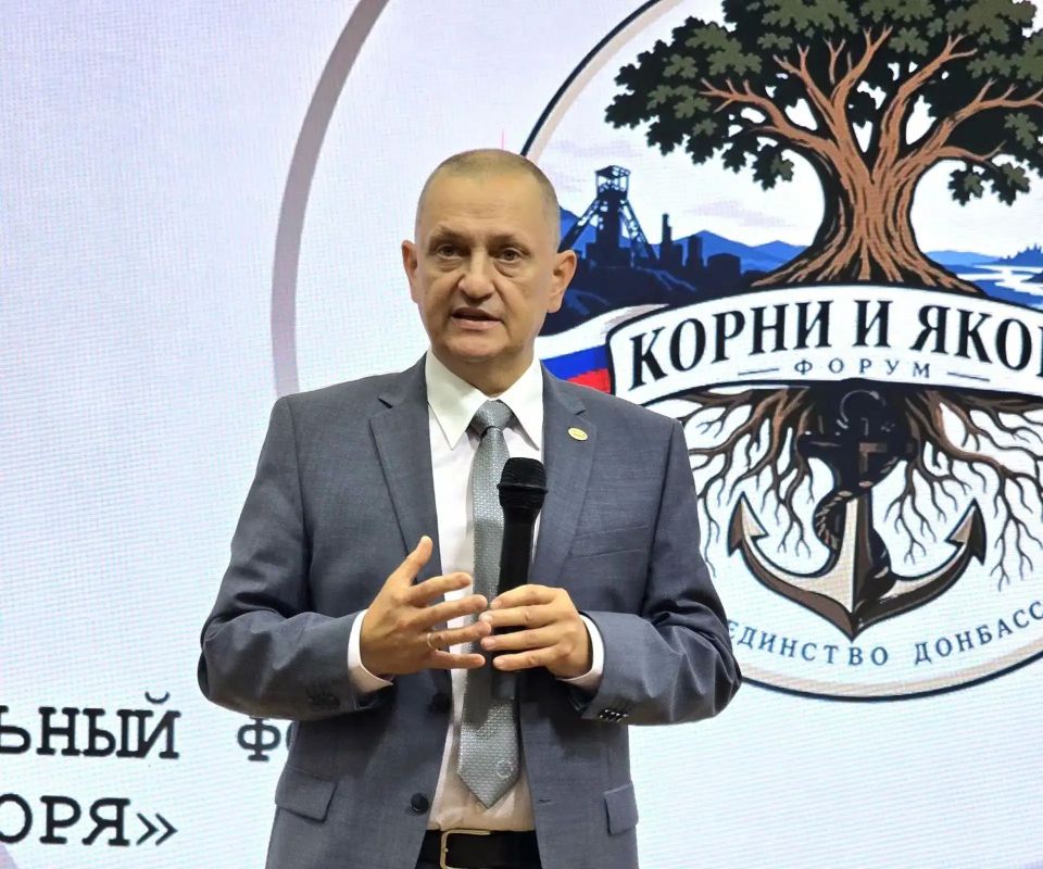Дмитрий Огилец: В честь празднования годовщины воссоединения Донбасса с Россией, принял участие в роли лектора в образовательном форуме "Корни и Якоря", который прошёл в молодёжном центре 30/09 в Донецке Дмитрий Огилец: В честь празднования годовщины воссоединения Донбасса с Россией, принял участие в роли лектора в образовательном форуме "Корни и Якоря", который прошёл в молодёжном центре 30/09 в Донецке