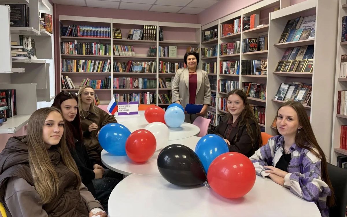 В Центральной городской модельной библиотеке прошёл патриотический час «Мы вместе!» В Центральной городской модельной библиотеке прошёл патриотический час «Мы вместе!»