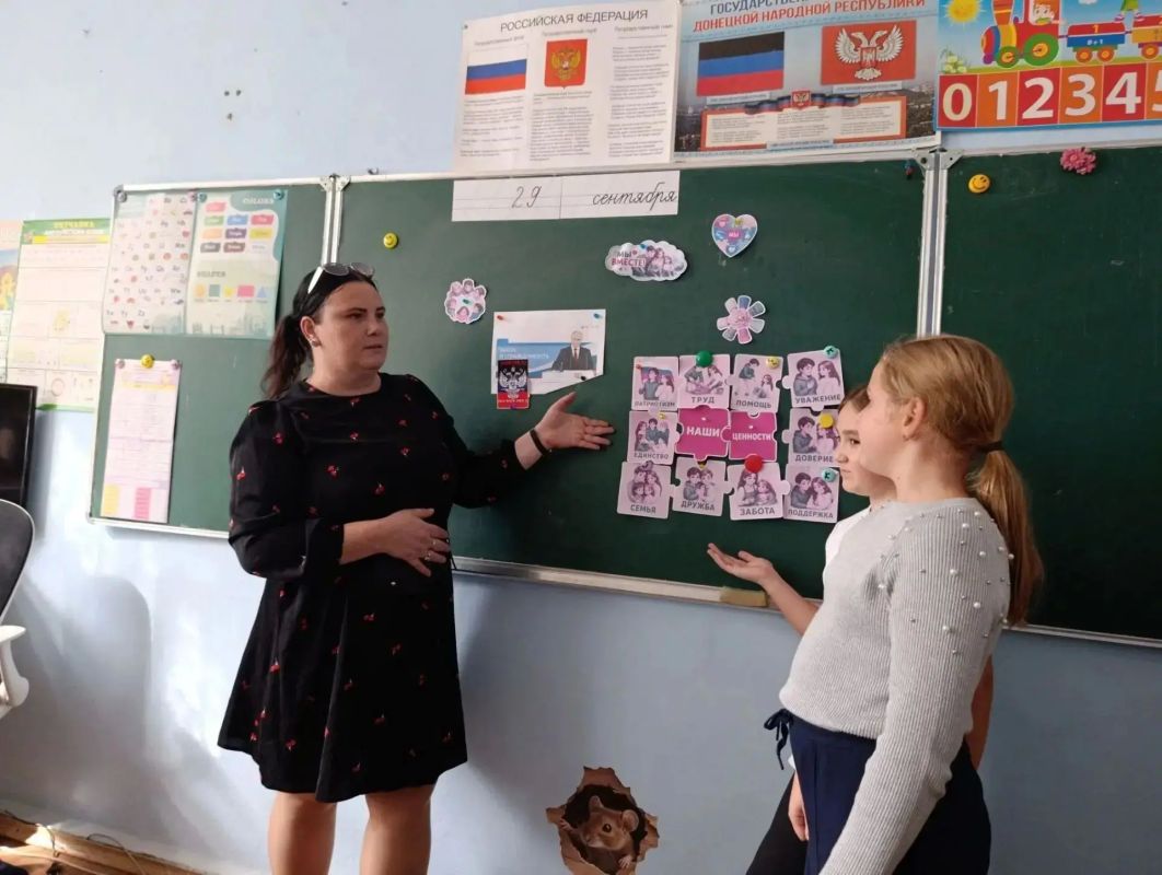В ГБОУ «Гимназия г. о. Торез» была проведена тематическая викторина, приуроченная ко Дню воссоединения Донецкой Народной Республики с Российской Федерацией В ГБОУ «Гимназия г. о. Торез» была проведена тематическая викторина, приуроченная ко Дню воссоединения Донецкой Народной Республики с Российской Федерацией