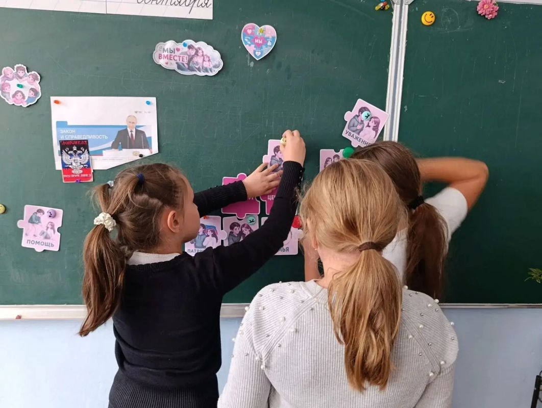 В ГБОУ «Гимназия г. о. Торез» была проведена тематическая викторина, приуроченная ко Дню воссоединения Донецкой Народной Республики с Российской Федерацией В ГБОУ «Гимназия г. о. Торез» была проведена тематическая викторина, приуроченная ко Дню воссоединения Донецкой Народной Республики с Российской Федерацией