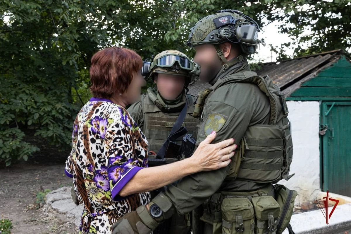 Сотрудники СОБР Росгвардии спасли 10 мирных жителей от удара реактивного дрона ВСУ в ДНР Сотрудники СОБР Росгвардии спасли 10 мирных жителей от удара реактивного дрона ВСУ в ДНР