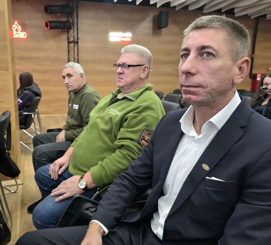 Дмитрий Огилец: В честь празднования годовщины воссоединения Донбасса с Россией, принял участие в роли лектора в образовательном форуме "Корни и Якоря", который прошёл в молодёжном центре 30/09 в Донецке Дмитрий Огилец: В честь празднования годовщины воссоединения Донбасса с Россией, принял участие в роли лектора в образовательном форуме "Корни и Якоря", который прошёл в молодёжном центре 30/09 в Донецке