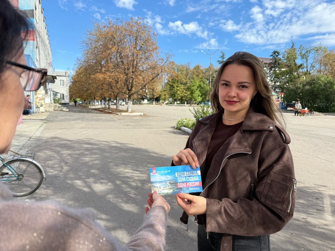На центральной площади города состоялась патриотическая акция «Вместе с Россией», приуроченная к знаковой исторической дате — Дню воссоединения Донецкой Народной Республики, Луганской Народной Республики, Запорожской и... На центральной площади города состоялась патриотическая акция «Вместе с Россией», приуроченная к знаковой исторической дате — Дню воссоединения Донецкой Народной Республики, Луганской Народной Республики, Запорожской и...