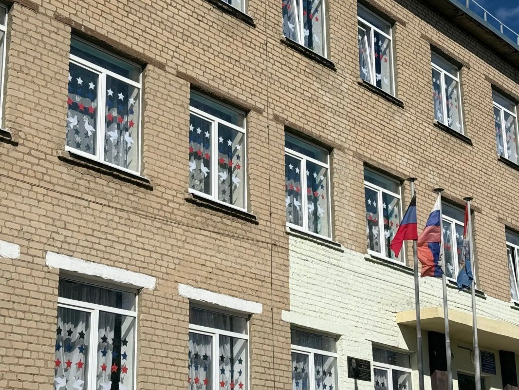 В школах Снежного прошли мероприятия ко Дню воссоединения с Россией В школах Снежного прошли мероприятия ко Дню воссоединения с Россией