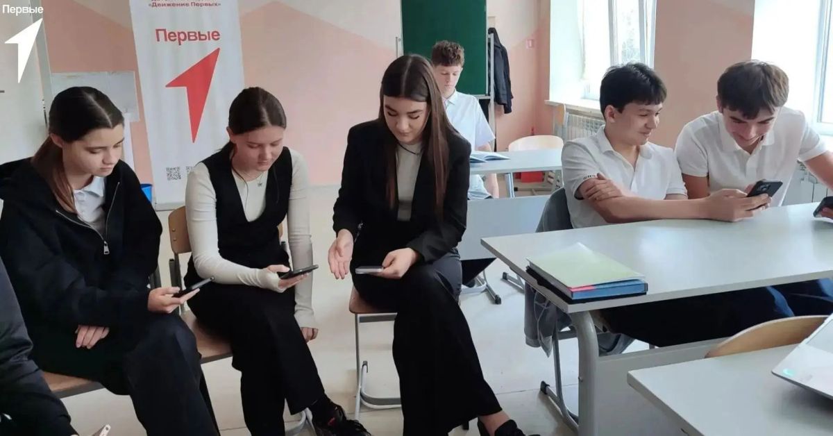 Наметили векторы дружбы. В преддверии Дня воссоединения Первые Бугасской школы приняли участие в телемосте открытий со студентами Керчинского медицинского колледжа Это была не просто встреча, а настоящее событие...