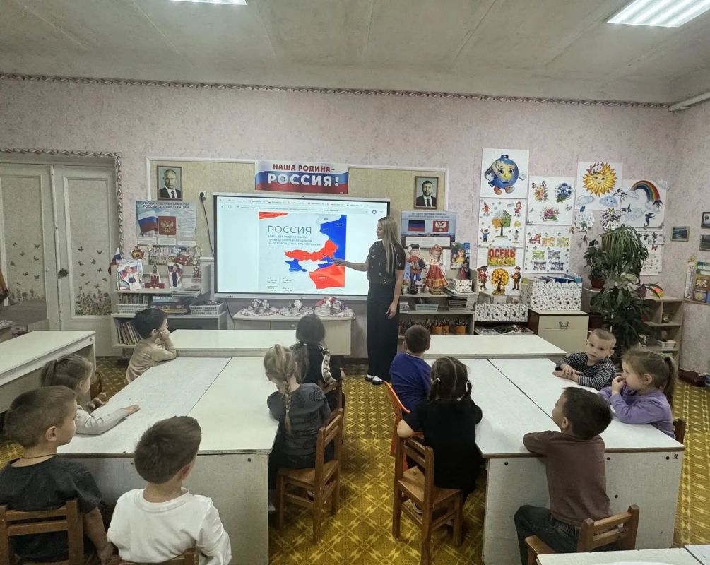 Снежнянские дошколята узнали о Дне воссоединения с Россией Снежнянские дошколята узнали о Дне воссоединения с Россией