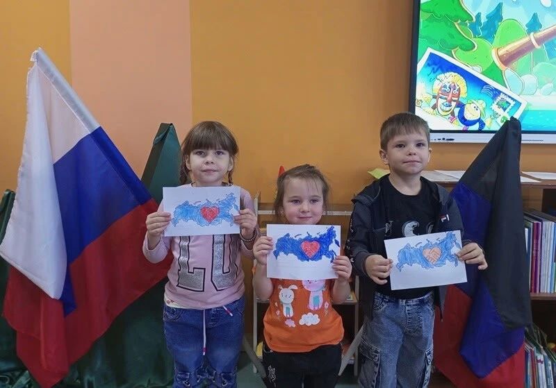 Снежнянские дошколята узнали о Дне воссоединения с Россией Снежнянские дошколята узнали о Дне воссоединения с Россией