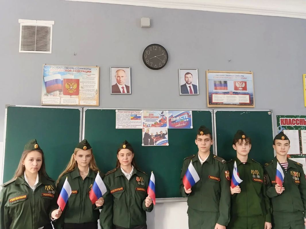 В Ждановке отметили День воссоединения новых регионов с Россией В Ждановке отметили День воссоединения новых регионов с Россией