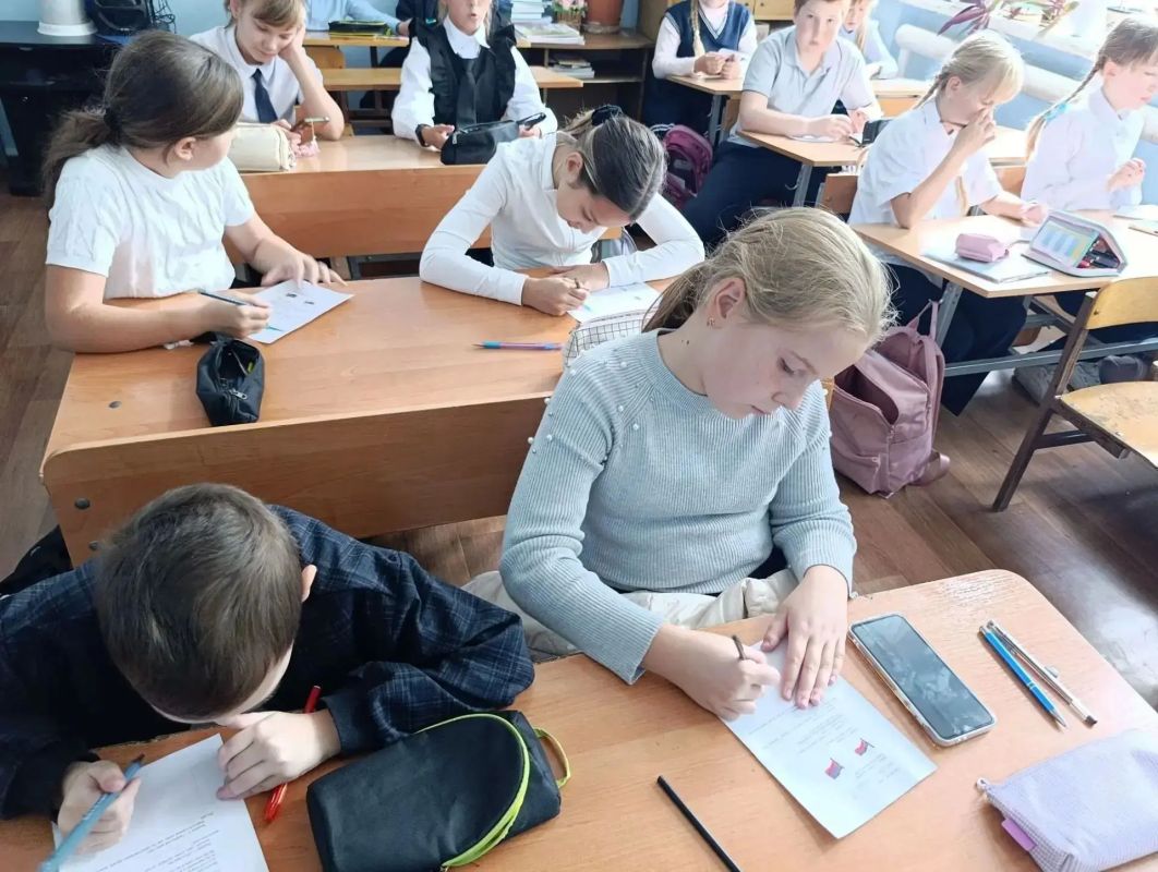 В ГБОУ «Гимназия г. о. Торез» была проведена тематическая викторина, приуроченная ко Дню воссоединения Донецкой Народной Республики с Российской Федерацией