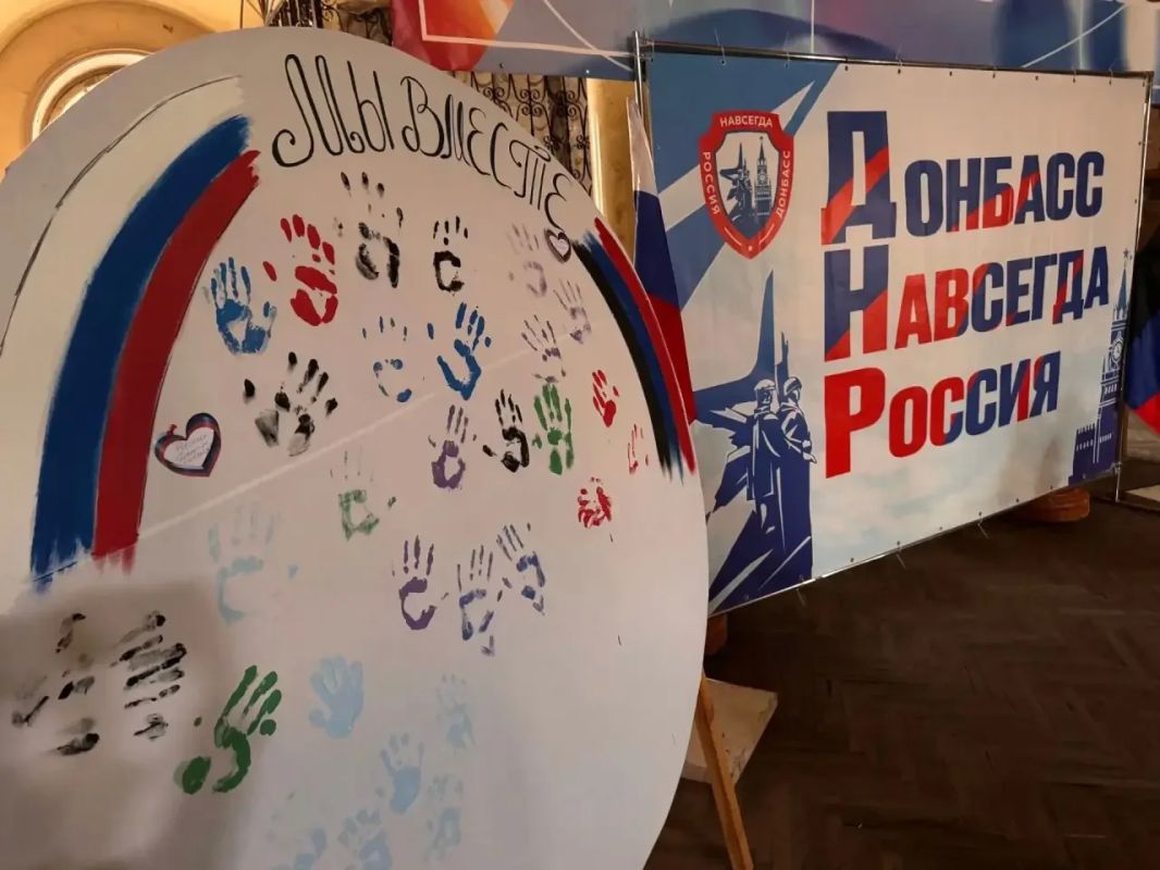 Сегодня, в Зугрэсском городском Дворце культуры, в рамках проекта «Историческая память», прошла патриотическая акция, посвящённое Дню воссоединения ДНР, ЛНР, Запорожской и Херсонской областей с Россией