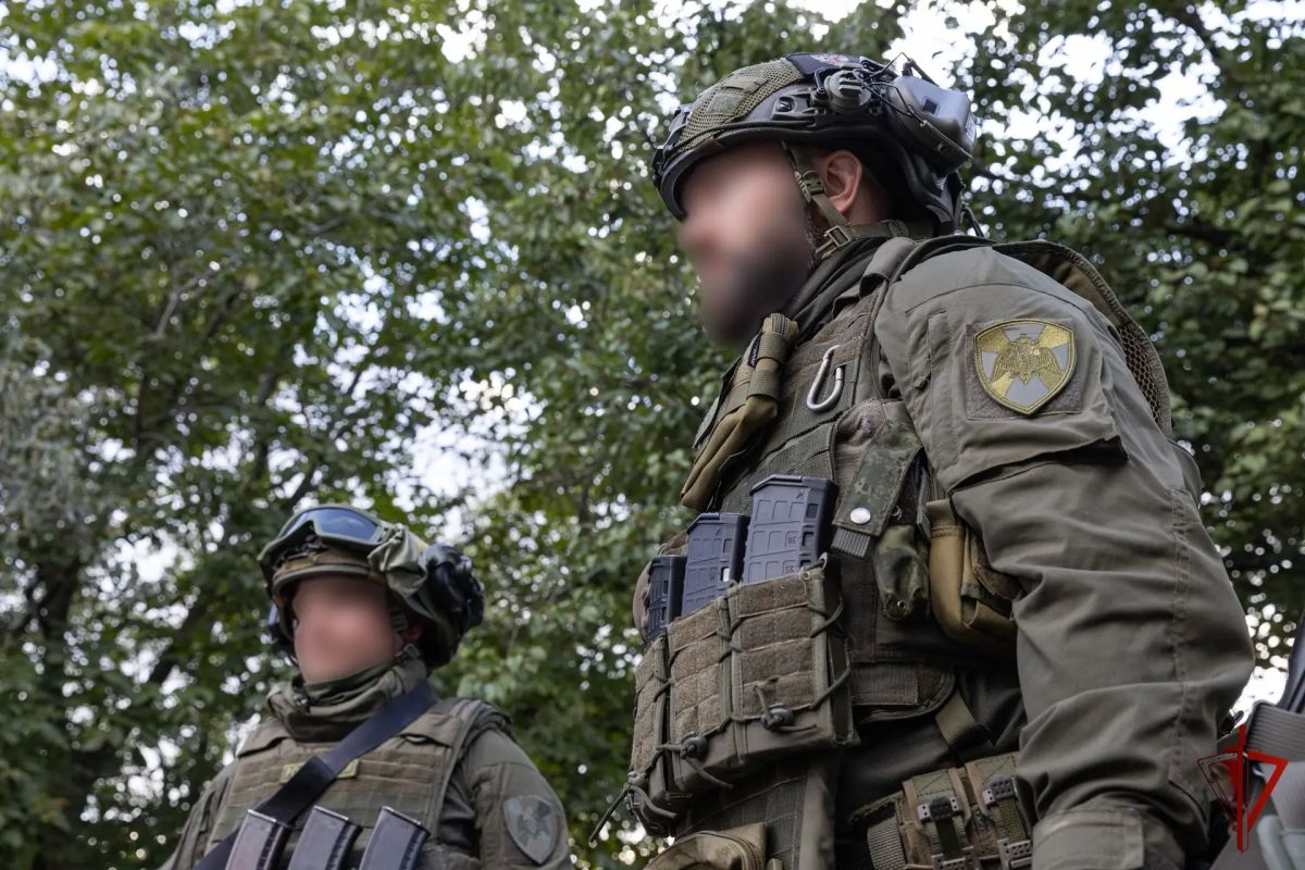 Сотрудники СОБР Росгвардии спасли 10 мирных жителей от удара реактивного дрона ВСУ в ДНР Сотрудники СОБР Росгвардии спасли 10 мирных жителей от удара реактивного дрона ВСУ в ДНР