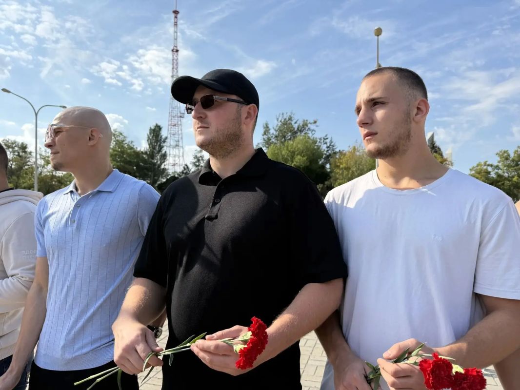 В Мариуполе состоялось важное памятное событие — на бюсте Владимира Семёновича Бойко установлена новая мемориальная табличка В Мариуполе состоялось важное памятное событие — на бюсте Владимира Семёновича Бойко установлена новая мемориальная табличка