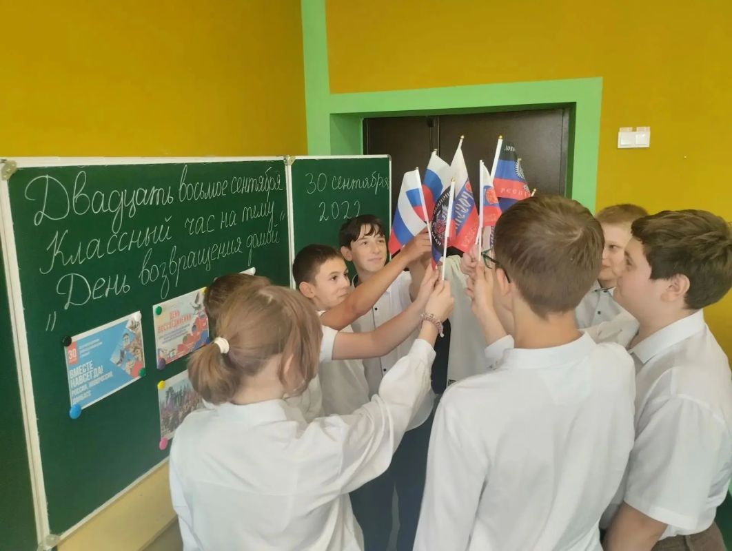 В школах Снежного прошли мероприятия ко Дню воссоединения с Россией В школах Снежного прошли мероприятия ко Дню воссоединения с Россией