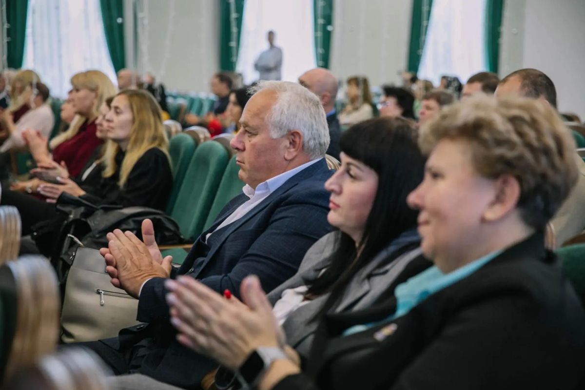 Антон Кольцов: В честь Дня воссоединения Донбасса и Новороссии с Россией вручил почетные грамоты и благодарственные письма отличившимся сотрудникам городской администрации, внутригородских управ и бюджетных организаций округа Антон Кольцов: В честь Дня воссоединения Донбасса и Новороссии с Россией вручил почетные грамоты и благодарственные письма отличившимся сотрудникам городской администрации, внутригородских управ и бюджетных организаций округа