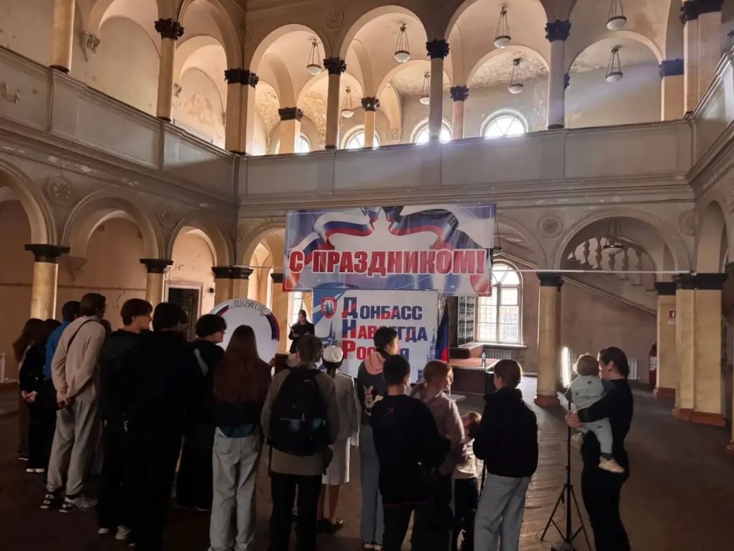 Сегодня, в Зугрэсском городском Дворце культуры, в рамках проекта «Историческая память», прошла патриотическая акция, посвящённое Дню воссоединения ДНР, ЛНР, Запорожской и Херсонской областей с Россией Сегодня, в Зугрэсском городском Дворце культуры, в рамках проекта «Историческая память», прошла патриотическая акция, посвящённое Дню воссоединения ДНР, ЛНР, Запорожской и Херсонской областей с Россией