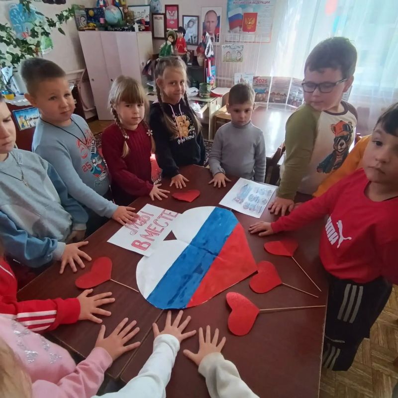 Снежнянские дошколята узнали о Дне воссоединения с Россией Снежнянские дошколята узнали о Дне воссоединения с Россией