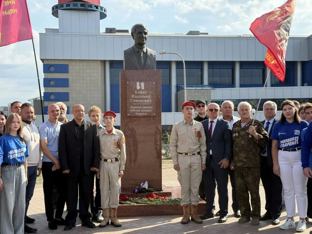 В Мариуполе состоялось важное памятное событие — на бюсте Владимира Семёновича Бойко установлена новая мемориальная табличка