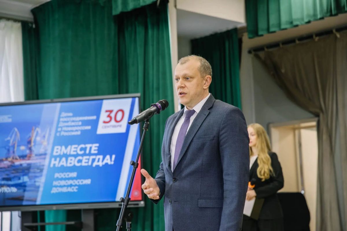 Антон Кольцов: В честь Дня воссоединения Донбасса и Новороссии с Россией вручил почетные грамоты и благодарственные письма отличившимся сотрудникам городской администрации, внутригородских управ и бюджетных организаций округа Антон Кольцов: В честь Дня воссоединения Донбасса и Новороссии с Россией вручил почетные грамоты и благодарственные письма отличившимся сотрудникам городской администрации, внутригородских управ и бюджетных организаций округа