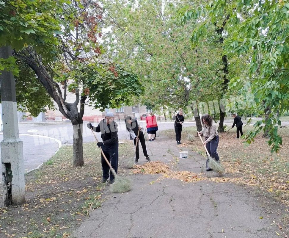 Сотрудники учреждений спорта и культуры приняли активное участие в еженедельной акции «Чистый четверг» Сотрудники учреждений спорта и культуры приняли активное участие в еженедельной акции «Чистый четверг»