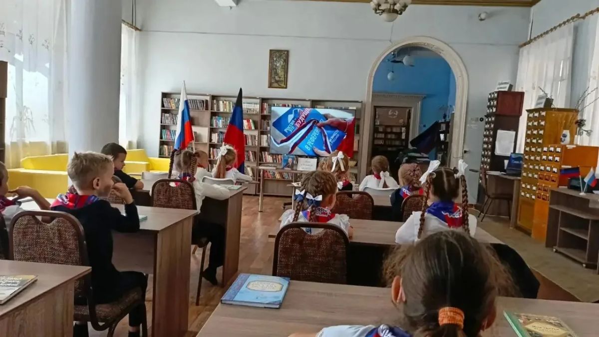 В Зугрэсской библиотеке-филиале №3 для учащихся 2-А класса ГБОУ «Лицей «Олимп» г.о. Харцызск», провели познавательный час «Нам с Россией по пути» В Зугрэсской библиотеке-филиале №3 для учащихся 2-А класса ГБОУ «Лицей «Олимп» г.о. Харцызск», провели познавательный час «Нам с Россией по пути»