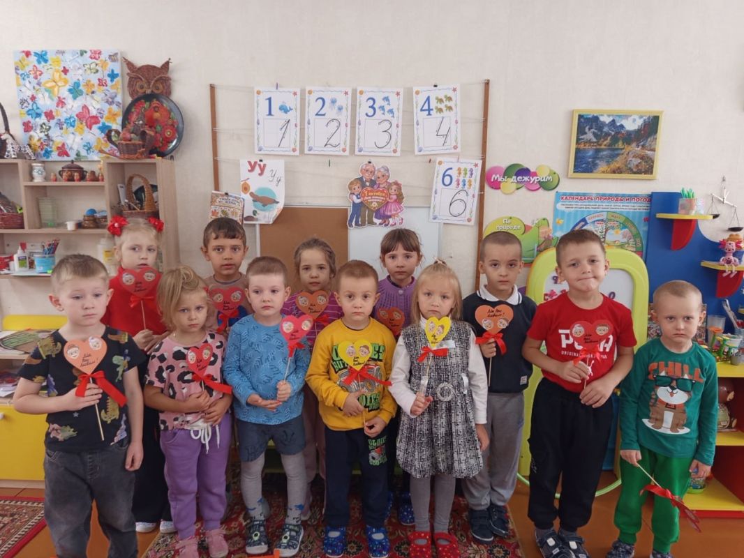 Юные кировчане тепло поздравили бабушек и дедушек с Днем пожилого человека Юные кировчане тепло поздравили бабушек и дедушек с Днем пожилого человека