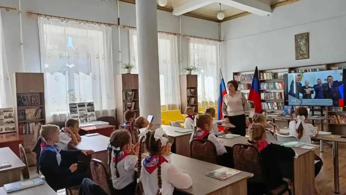 В Зугрэсской библиотеке-филиале №3 для учащихся 2-А класса ГБОУ «Лицей «Олимп» г.о. Харцызск», провели познавательный час «Нам с Россией по пути» В Зугрэсской библиотеке-филиале №3 для учащихся 2-А класса ГБОУ «Лицей «Олимп» г.о. Харцызск», провели познавательный час «Нам с Россией по пути»