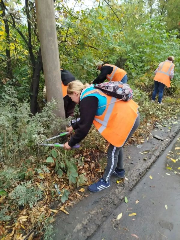 Коммунальщики Снежного продолжают благоустраивать территории общего пользования Коммунальщики Снежного продолжают благоустраивать территории общего пользования