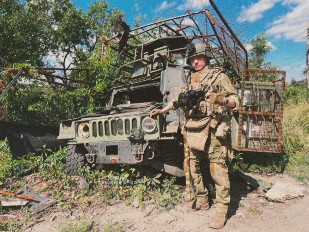 Александр Симонов: Есть на этой войне какая-то негласная традиция – фоткаться на фоне разбитой западной техники