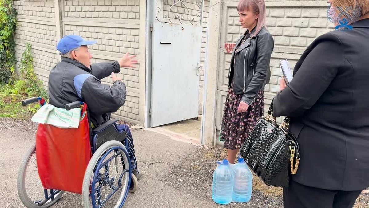 Алексей Исаев: Во исполнение поручения Главы ДНР Дениса Пушилина представители Минтруда ДНР оперативно выехали по обращению, поступившему на прямую линию от жителя Донецка Валентина Валентиновича, имеющего инвалидность