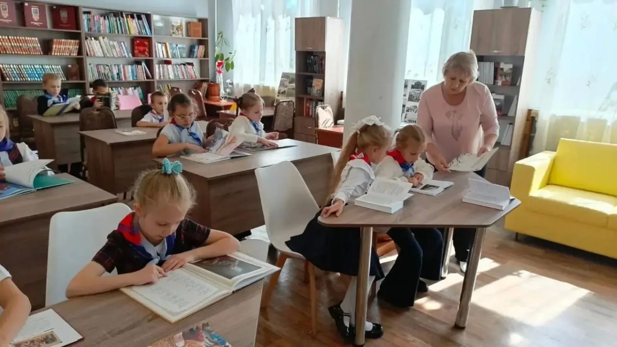 В Зугрэсской библиотеке-филиале №3 для учащихся 2-А класса ГБОУ «Лицей «Олимп» г.о. Харцызск», провели познавательный час «Нам с Россией по пути» В Зугрэсской библиотеке-филиале №3 для учащихся 2-А класса ГБОУ «Лицей «Олимп» г.о. Харцызск», провели познавательный час «Нам с Россией по пути»
