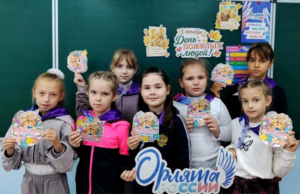 Юные кировчане тепло поздравили бабушек и дедушек с Днем пожилого человека