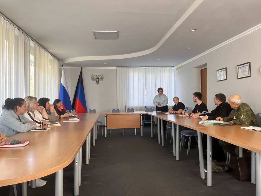 В Харцызске состоялось совещание с представителями местной общественной организацией "Союз боевое братство - Боевое братство Донецкой Народной Республики", настоятелем свято Успенского храма города Харцызска Донецкой Епархии... В Харцызске состоялось совещание с представителями местной общественной организацией "Союз боевое братство - Боевое братство Донецкой Народной Республики", настоятелем свято Успенского храма города Харцызска Донецкой Епархии...