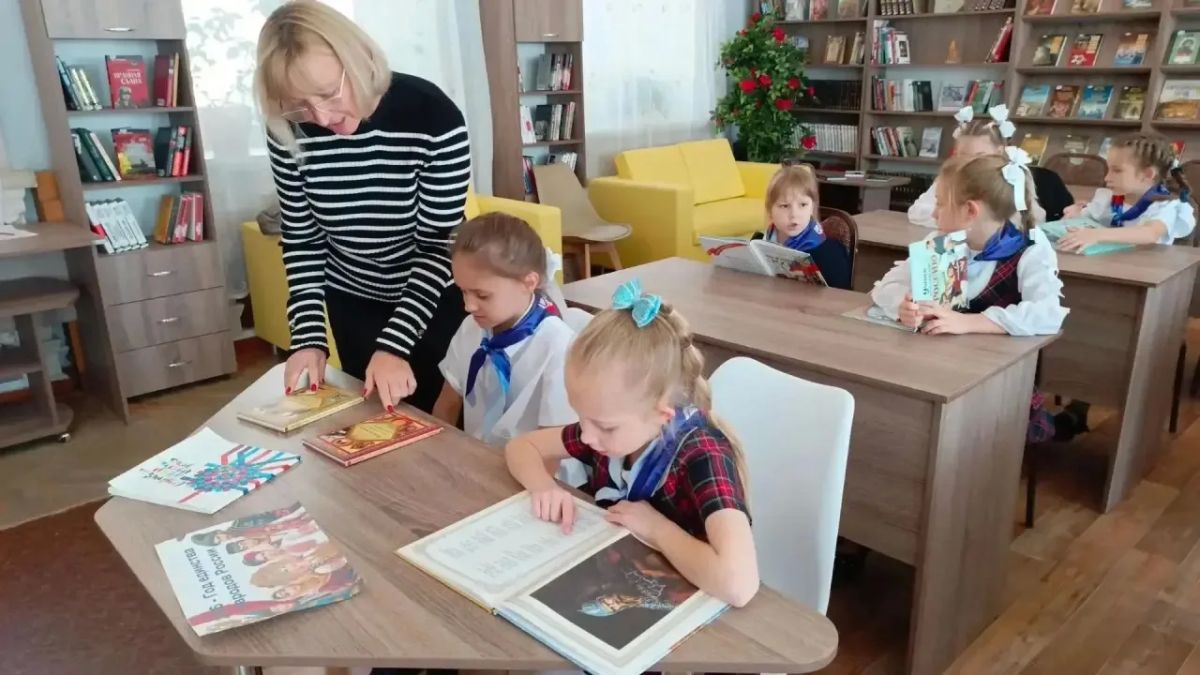 В Зугрэсской библиотеке-филиале №3 для учащихся 2-А класса ГБОУ «Лицей «Олимп» г.о. Харцызск», провели познавательный час «Нам с Россией по пути» В Зугрэсской библиотеке-филиале №3 для учащихся 2-А класса ГБОУ «Лицей «Олимп» г.о. Харцызск», провели познавательный час «Нам с Россией по пути»
