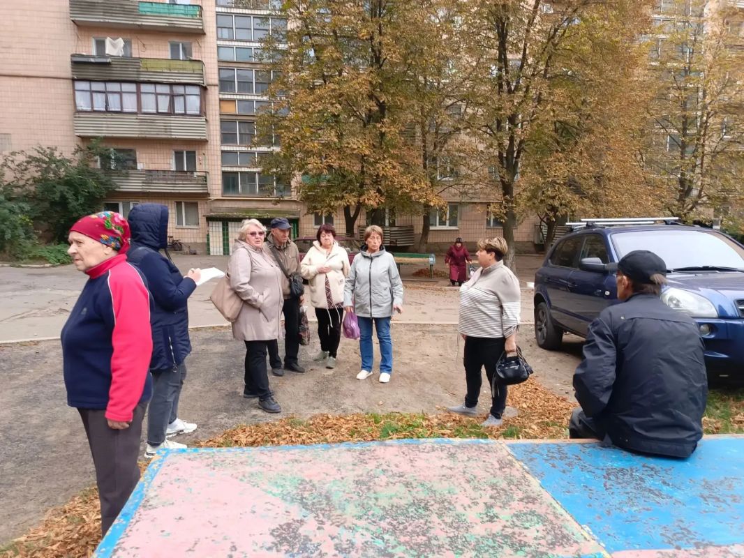 Начальник Зугрэсского территориального отдела Наталья Марушка провела встречу в городе Зугрэс, по улице Корниенко, д.8 Начальник Зугрэсского территориального отдела Наталья Марушка провела встречу в городе Зугрэс, по улице Корниенко, д.8