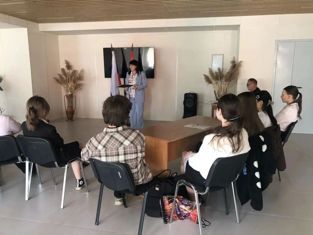 В Ждановском Центре культуры и досуга прошло мероприятие ко Дню воссоединения ДНР, ЛНР, Запорожской и Херсонской областей с Россией В Ждановском Центре культуры и досуга прошло мероприятие ко Дню воссоединения ДНР, ЛНР, Запорожской и Херсонской областей с Россией